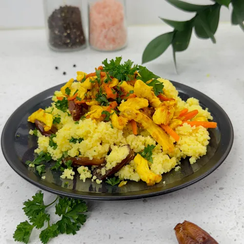 Mediterrane kipcouscous met dadels en groenten