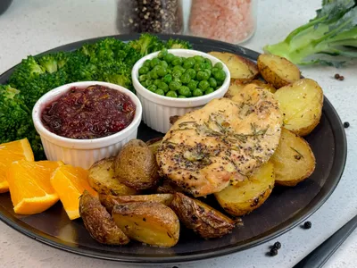 Heerlijke ovengebakken kip met rozemarijn krieltjes en frisse cranberrysaus