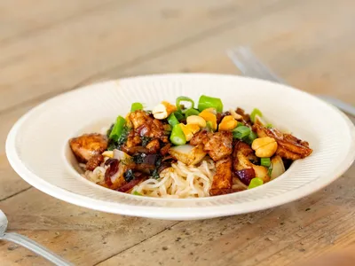 Gerda kipt Hoisin met kip paksoi en noedels