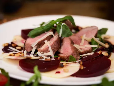 Gebraden eend met carpaccio van rode biet