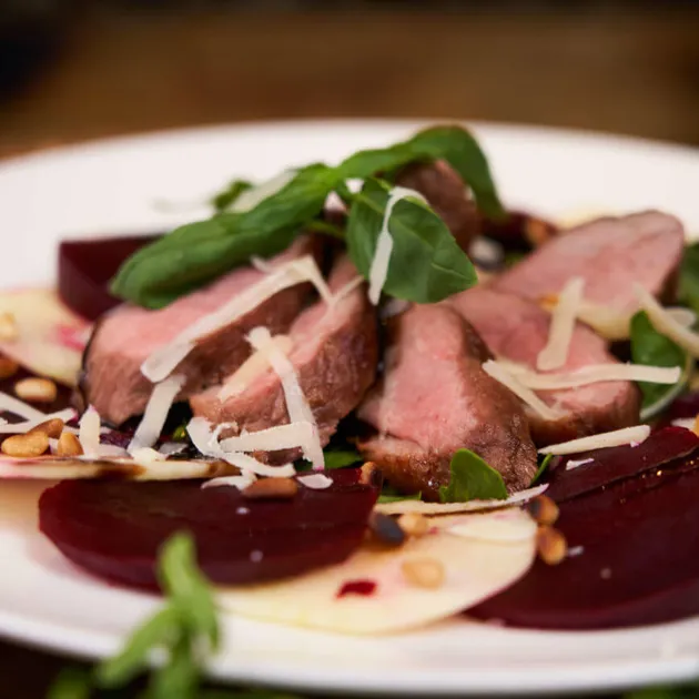 Gebraden eend met carpaccio van rode biet
