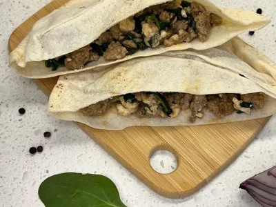 Pitabroodje met kip, spinazie en cottage cheese