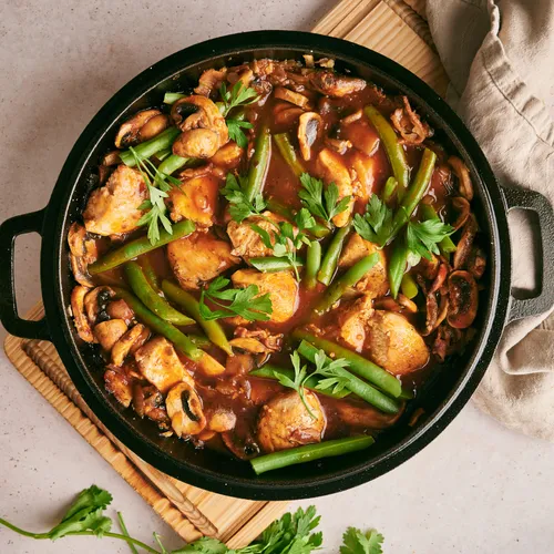 Jachtsauspannetje met kip, sperziebonen en champignons