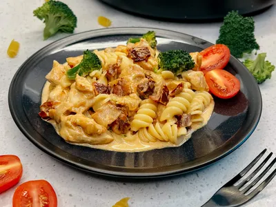 Romige paprika pasta met kip, broccoli en katenspek