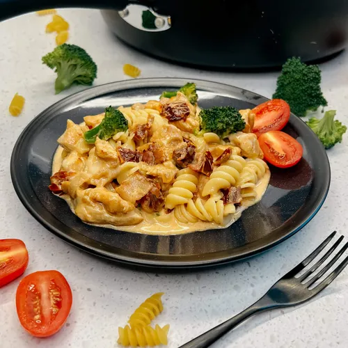 Romige paprika pasta met broccoli, kip en katenspek