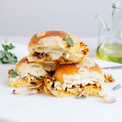 Sliders met kip, rode pesto en mozzarella