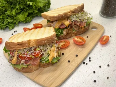 Sandwich met gegrilde kip en sriracha mayonaise