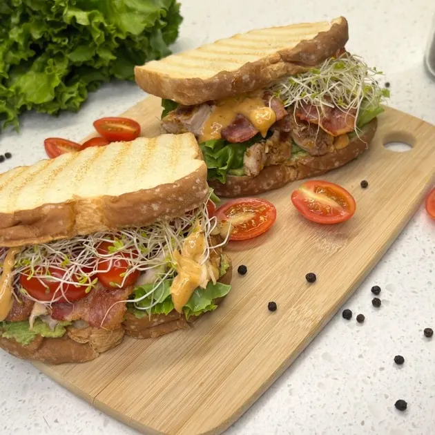 Sandwich met gegrilde kip en sriracha mayonaise