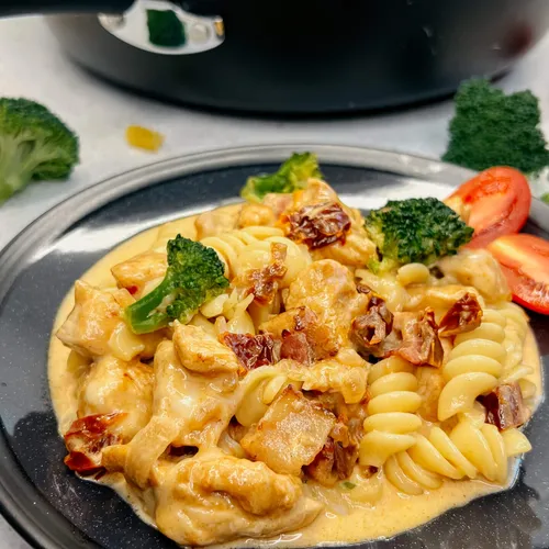 Romige paprika pasta met broccoli, kip en katenspek