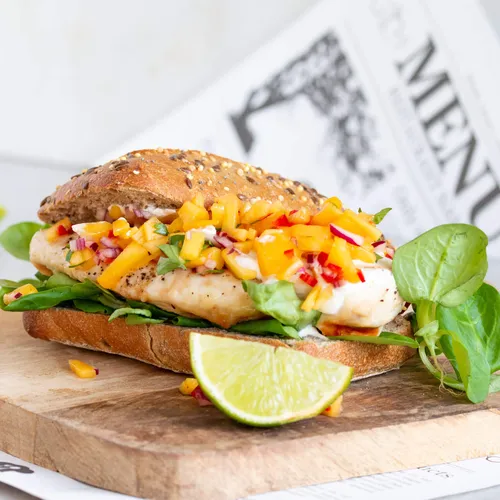 Gegrilde kip burger met mango salsa