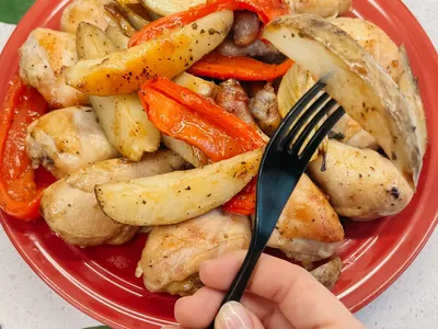 Kippenbouten met groente uit de oven