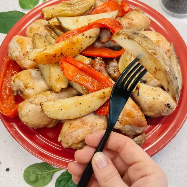 Kippenbouten met groente uit de oven