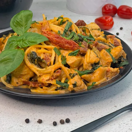 Romige pasta met kip en zongedroogde tomaten