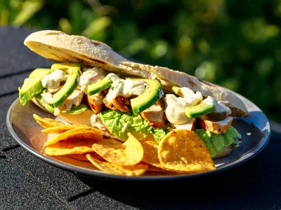 Chicken torta met koriander limoen-mayonaise
