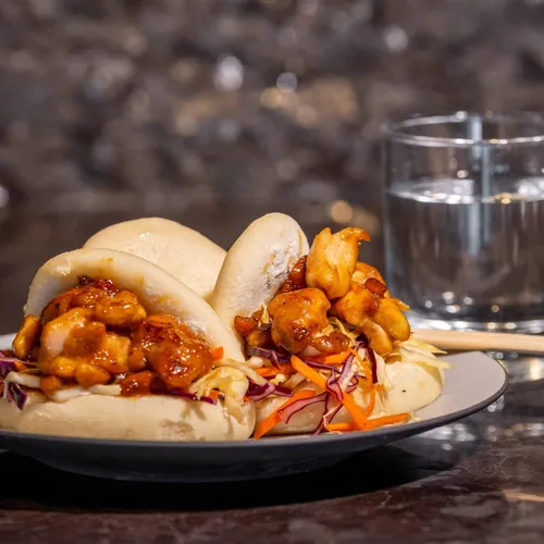 Bao bun met sticky chicken