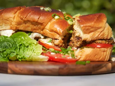 Argentijnse burger met gorgonzolasaus