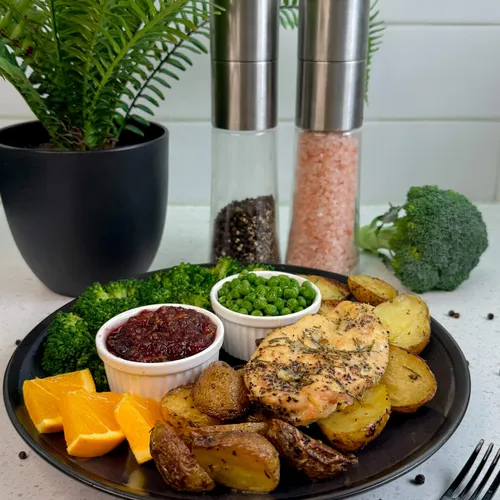 Heerlijke ovengebakken kip met rozemarijn krieltjes en frisse cranberrysaus
