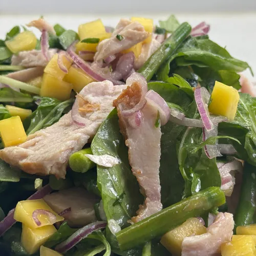 Zomerse salade met gerookte kip, mango en bimi