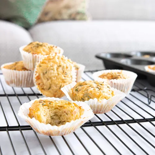 Hartige muffins met gerookte kip, kaas en rozemarijn