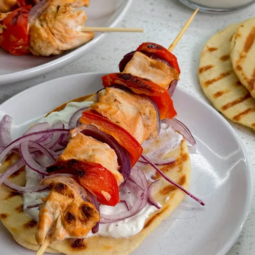 Kipspiesen met knoflook-yoghurtsaus en naanbrood