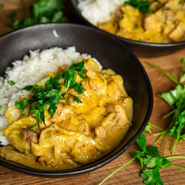 Rendang van spitskool met kip