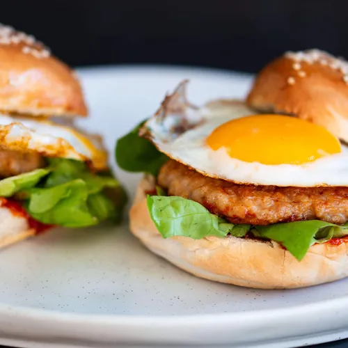 Kipburger met spiegelei