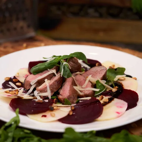 Gebraden eend met carpaccio van rode biet