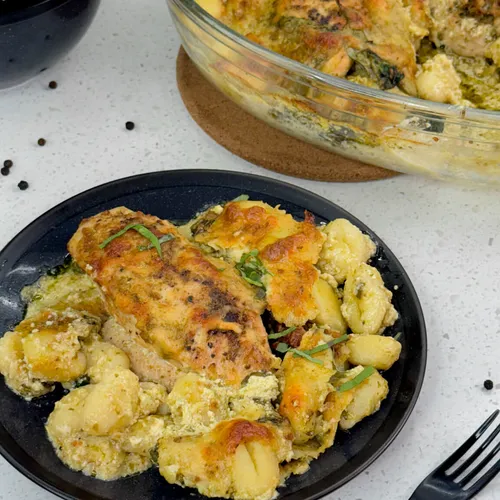 Romige kip-gnocchi ovenschotel met pesto en mozzarella