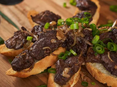 Kippenlever op crostini's
