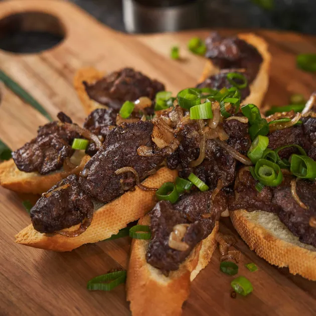 Kippenlever op crostini's