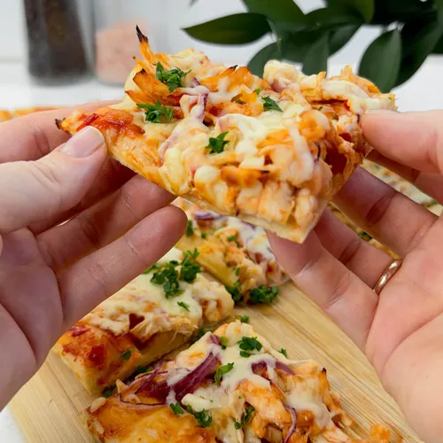 Zelfgemaakte barbecue kip pizza