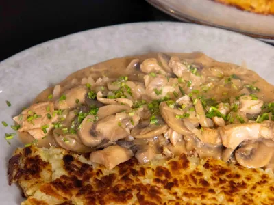 Züricher geschnetzeltes met kip en rösti