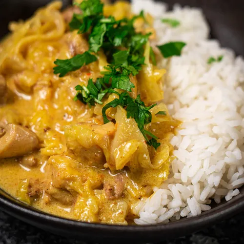 Rendang van spitskool met kip