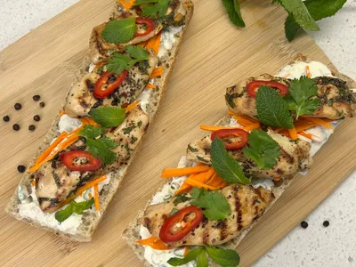 Meergranen stokbrood met gegrilde kip