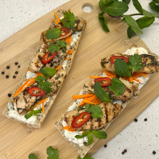 Meergranen stokbrood met gegrilde kip