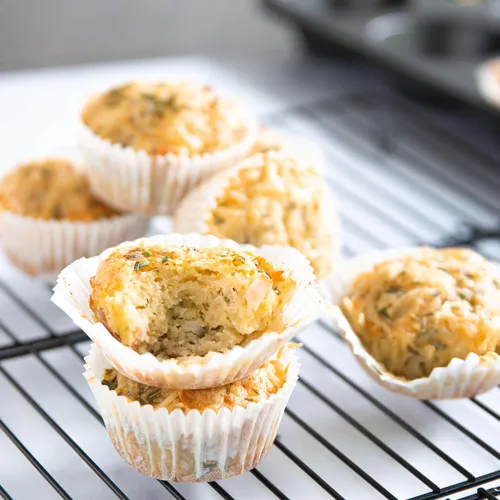 Hartige muffins met gerookte kip, kaas en rozemarijn