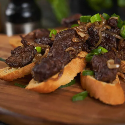 Kippenlever op crostini's