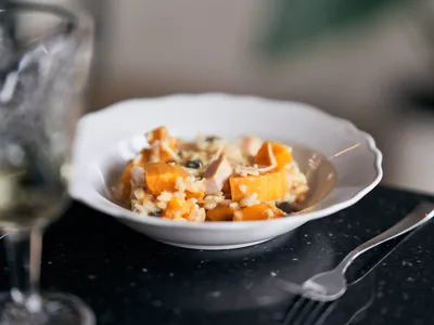 Sina kipt kleurrijke risotto met kip