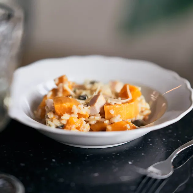 Sina kipt kleurrijke risotto met kip