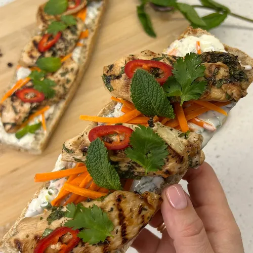 Meergranen stokbrood met gegrilde kip en fijngesneden worteltjes