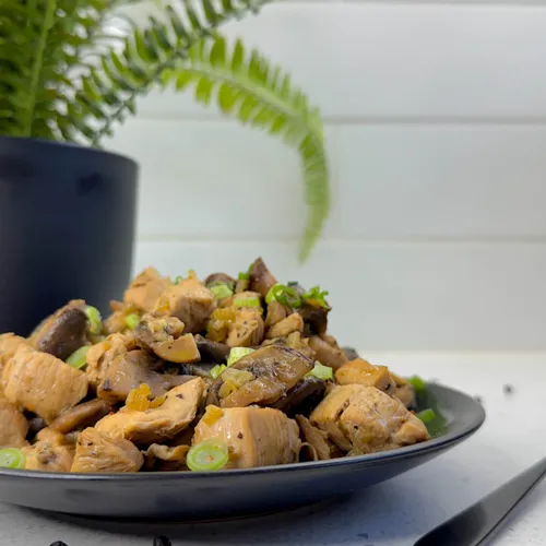 Malse kipstoof met bleekselderij en champignons