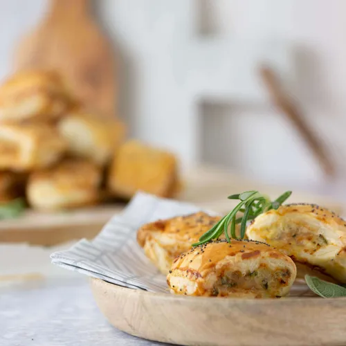 Saucijzenbroodjes van kipgehakt met Italiaanse kruiden