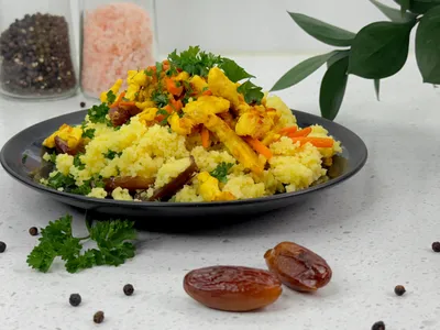 Mediterrane kipcouscous met dadels en groenten