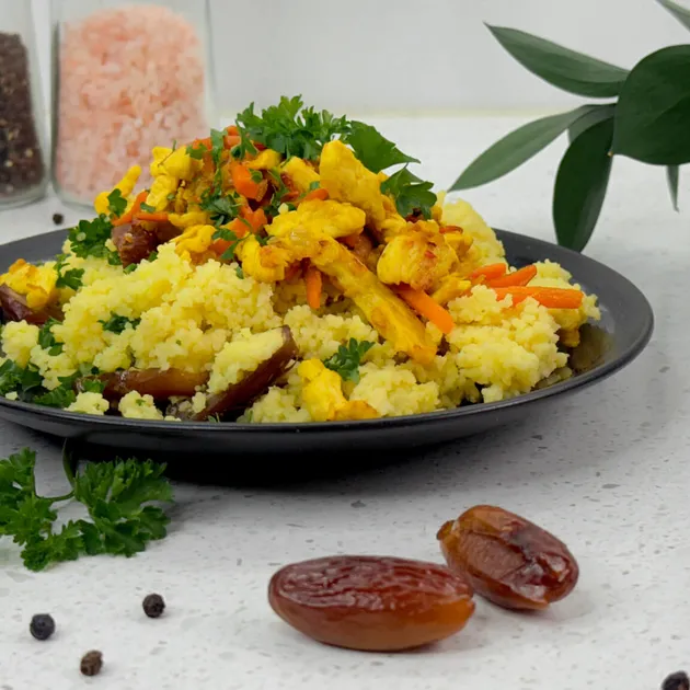 Mediterrane kipcouscous met dadels en groenten