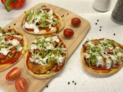 Naan pizza met kipshoarma