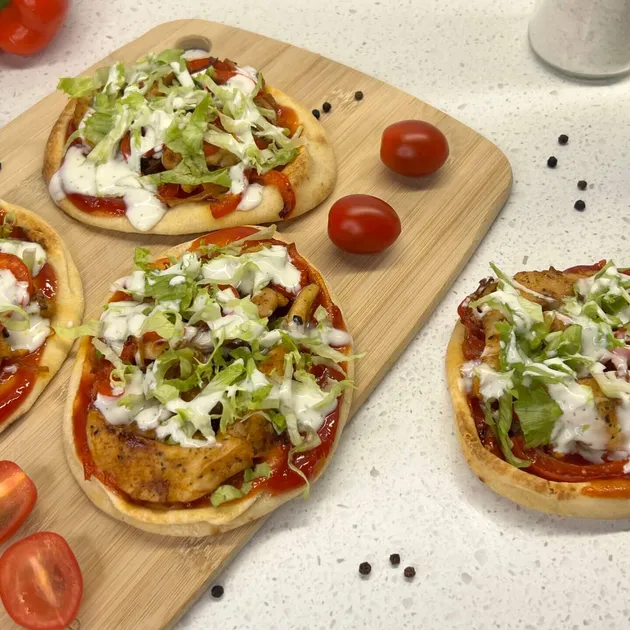 Naan pizza met kipshoarma