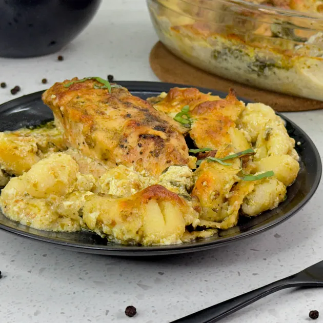 Romige kip-gnocchi ovenschotel met pesto en mozzarella