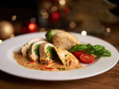 Gevulde kipfilet met spinazie en pistache
