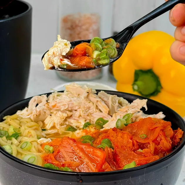 Overheerlijke noedelsoep met kip en kimchi
