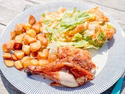 Bas kipt beercan-chicken met salade